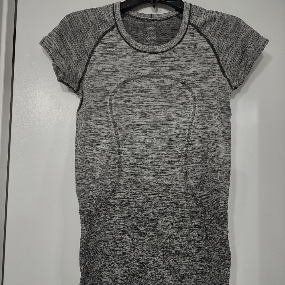 Lululemon swiftly Short sleeve size 6 Rare